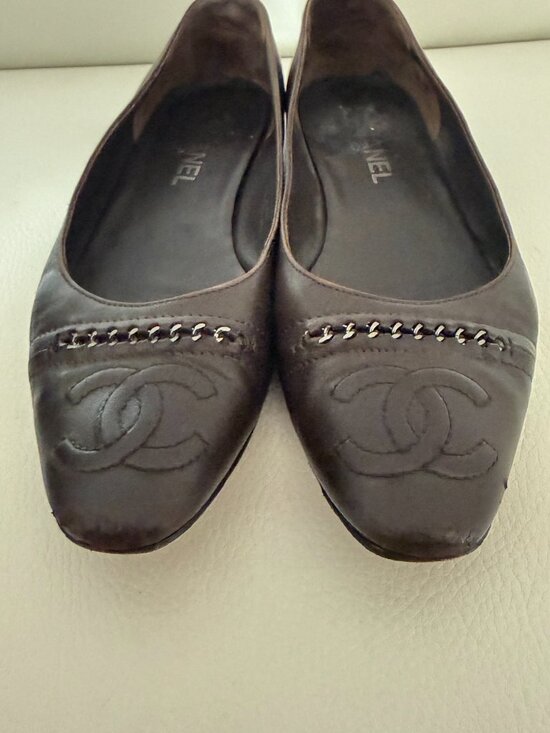 CHANEL Shoes - AUTH CHANEL BROWN LEATHER CC LOGO CHAIN TRIM ALMOND TOE BALLET FLATS SHOES 42
